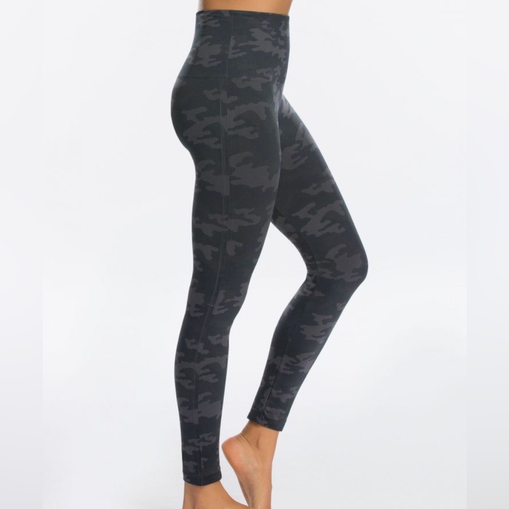 Spanx Look At Me Now Black Camo Seamless Leggings